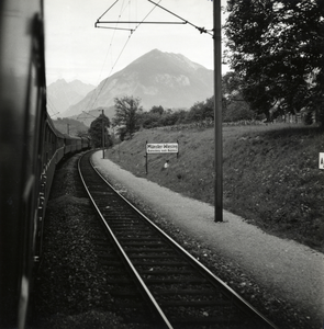 168437 Gezicht op een spoorlijn door een Alpenlandschap in Oostenrijk, vanuit een internationale trein, in de omgeving ...